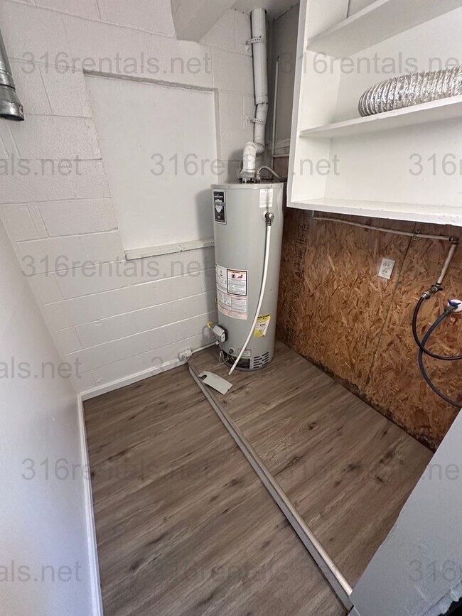 Building Photo - $695 -  2 bed 1 bath Duplex - Located in t...
