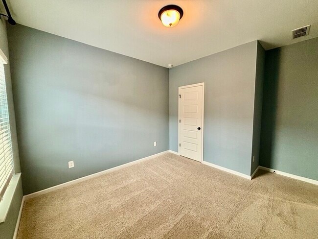 Building Photo - 401 Perth Dr