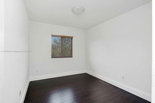 Building Photo - 1909 SE 22nd Ct