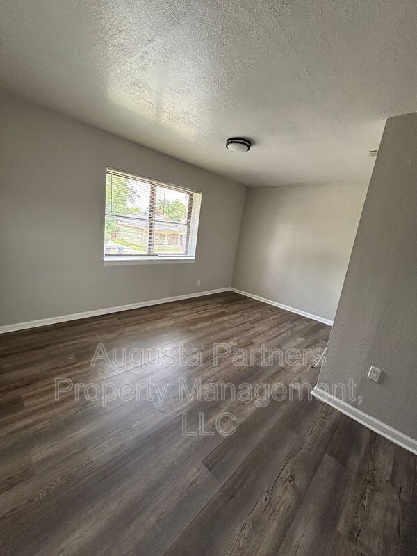 Building Photo - 112 3rd St