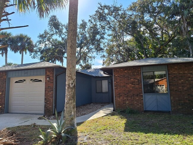Building Photo - 2BR 2BA 1 CAR GARAGE DUPLEX