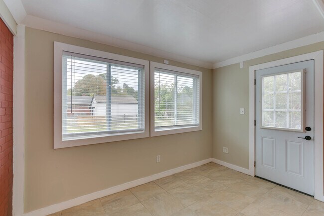 Building Photo - 1701 Meredith Rd