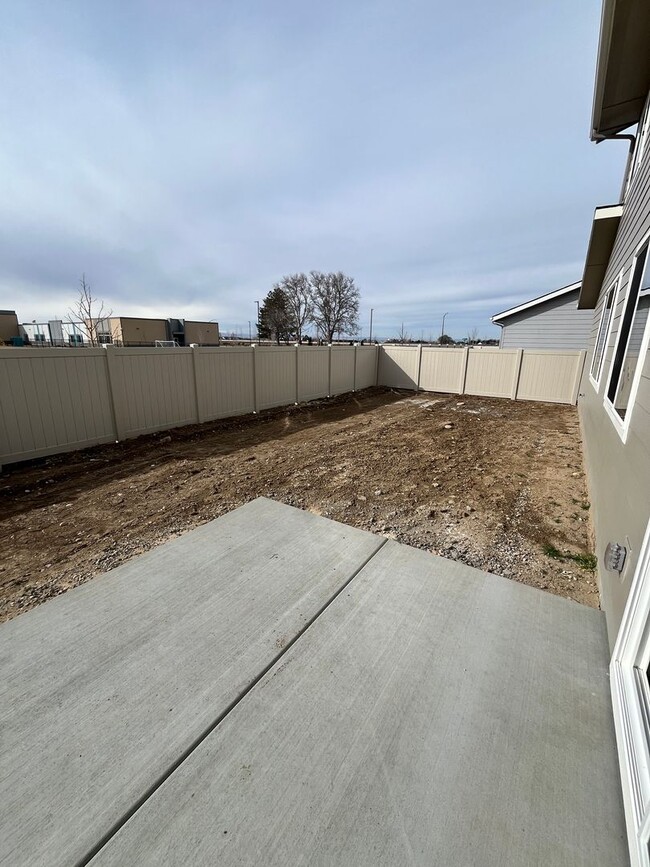 Building Photo - Brand New 3 bed 2.5 bath with flex room No...