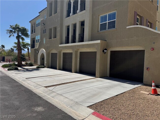 Building Photo - 2555 Hampton Rd