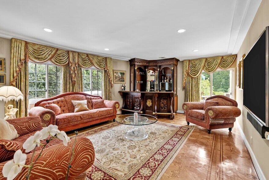 Building Photo - 1617 N Orange Grove Ave