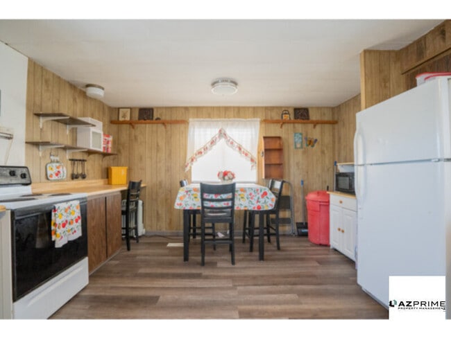 Building Photo - Escape to Comfort in this Stylish 2/1 Maye...