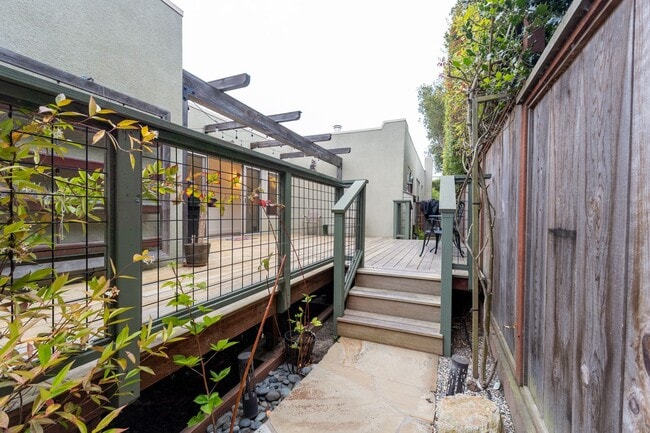 Building Photo - 610 Forest Ave