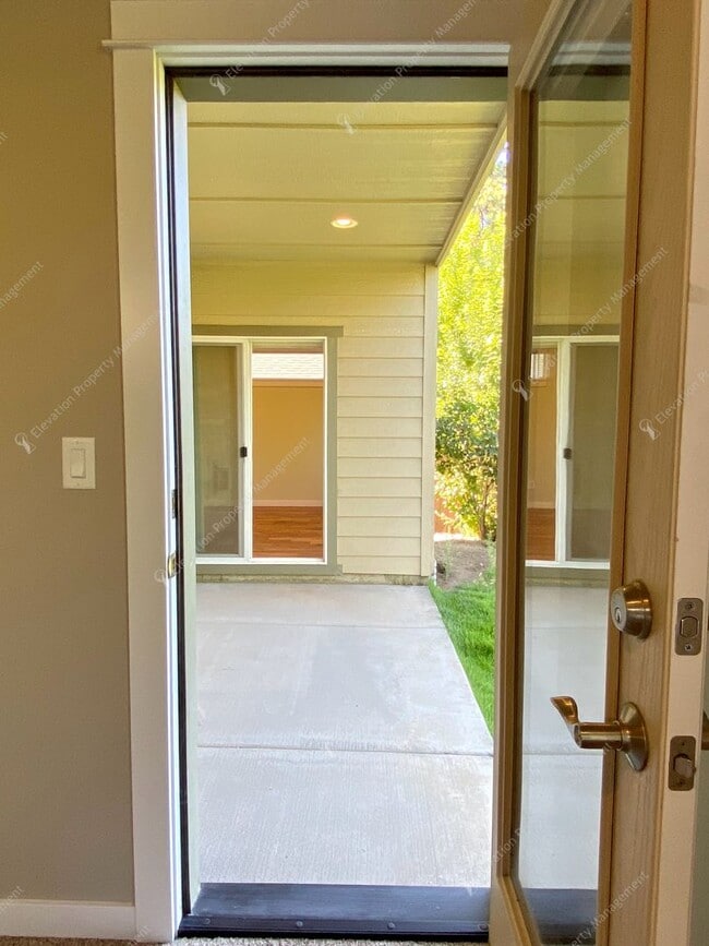 Building Photo - Bright, Spacious Home with Expansive Yard ...