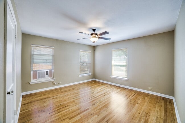 Building Photo - CHARMING MID-CENTURY HOME IN DELLVIEW