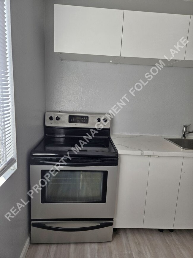 Building Photo - Cozy 1 Bedroom Duplex in Historic Folsom