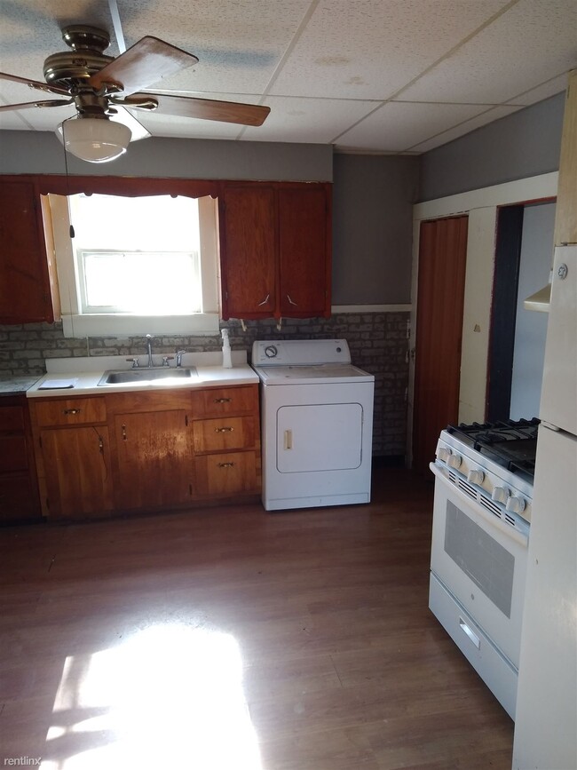 Building Photo - 3 br, 1 bath House - 212 South Street