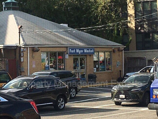 Building Photo - 1322 Fort Myer Dr