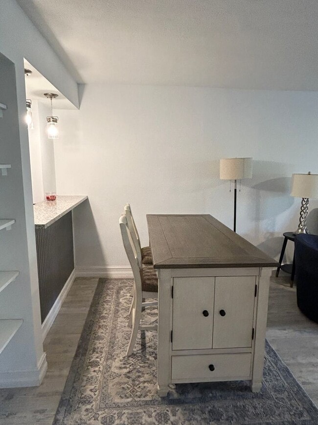 Building Photo - Updated 1 Bed/1.5 Bath Near the Beach! Great Amenities