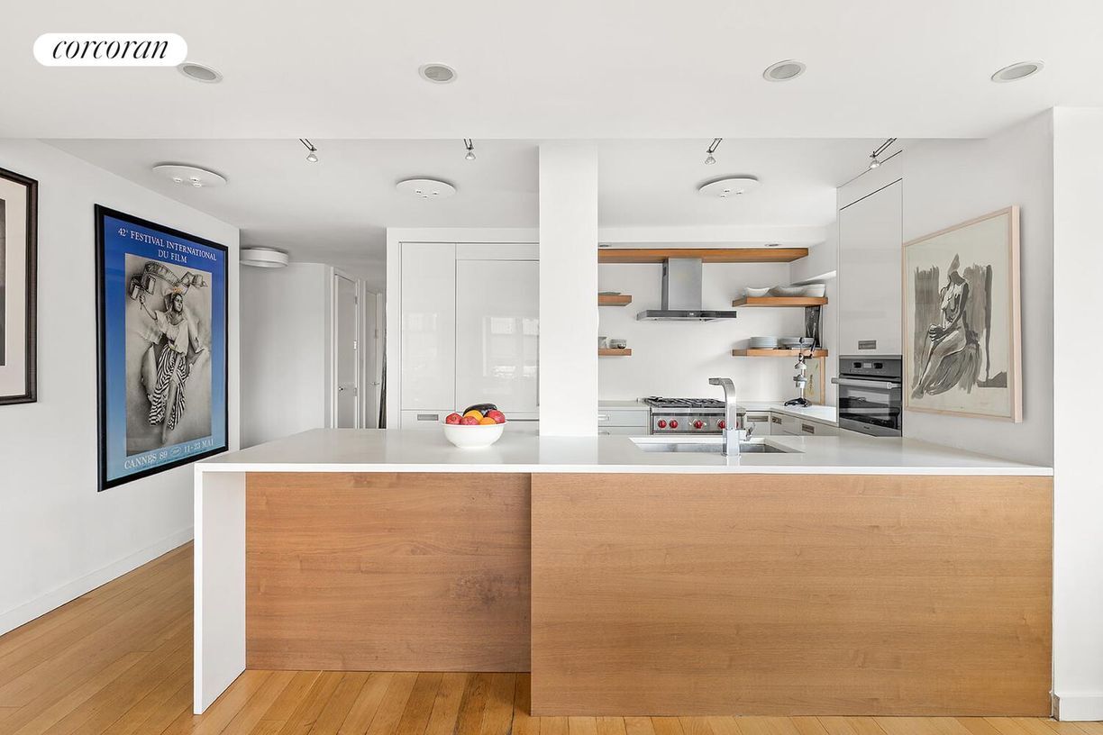 Building Photo - 45 W 67th St