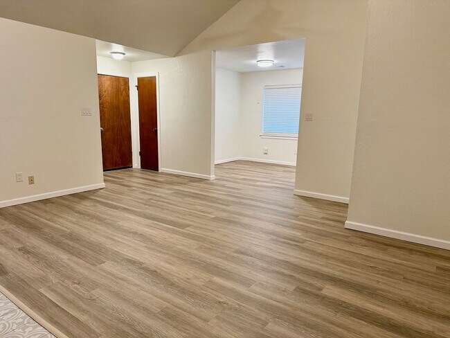 Building Photo - Super cute 2 bed 2 bath 2 car garage