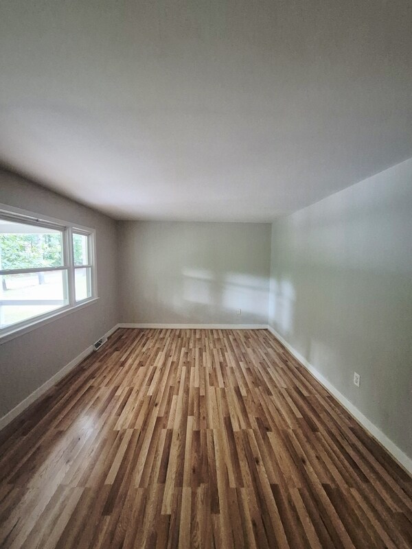Building Photo - 3041 Clintwood Rd