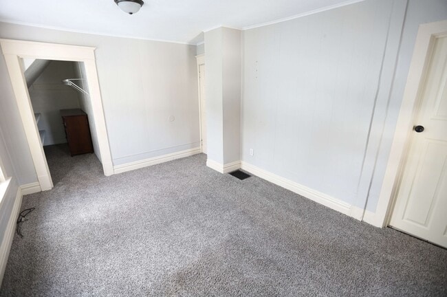 Building Photo - 639 Curve St SW