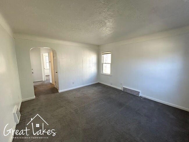 Building Photo - Stunning 3 Bedroom 1 Bathroom now available for rent