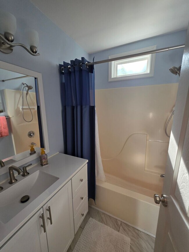 Building Photo - Beautiful 3 bedroom, 2 bath house with one car garage, located on Cummins Creek