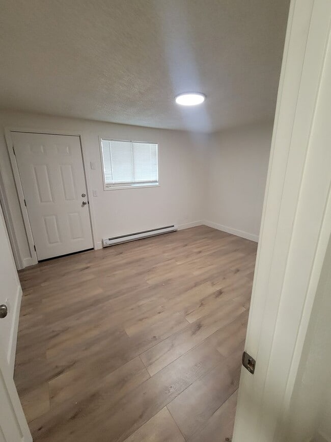 Building Photo - 3 bed/2 bath