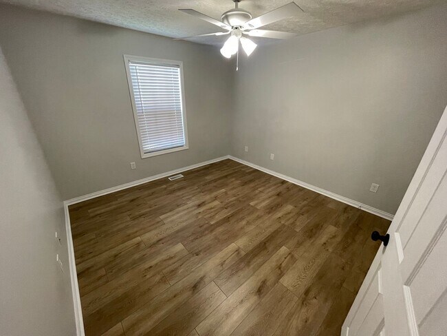 Building Photo - 3 Bedroom Home With Full Basement For Rent