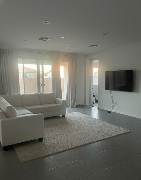 Building Photo - 2044 E Prairie Dog Dr