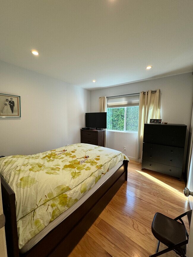 Bedroom 1 - 3017 Chaucer St