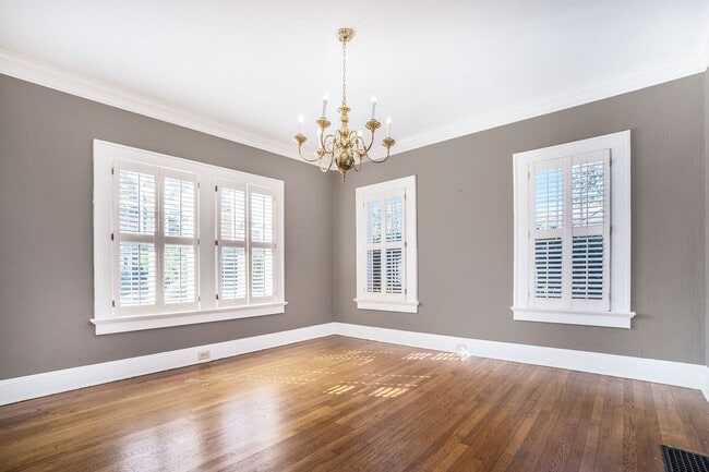 Building Photo - 5 bdrm, 3 bath in City of Decatur Schools.