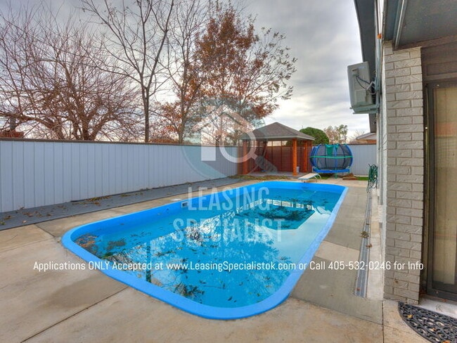 Building Photo - Warr Acres 3 Bed 2 Bath Home with a Pool!!