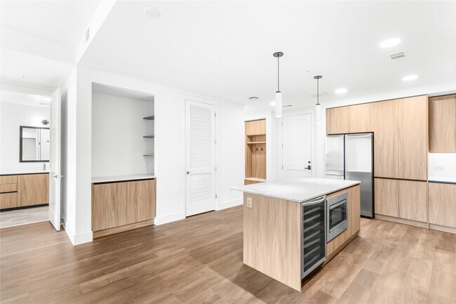 Building Photo - 2311 Westheimer Rd