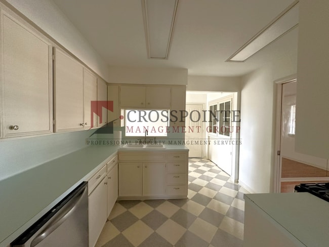 Building Photo - 3 Bedroom 1.5 Bath with Office Space!