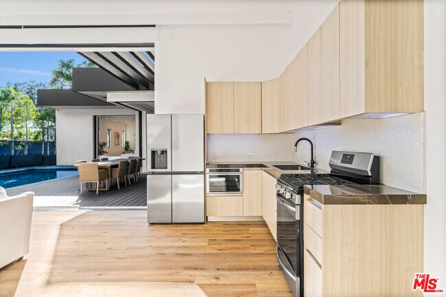 Building Photo - 4458 Mammoth Ave