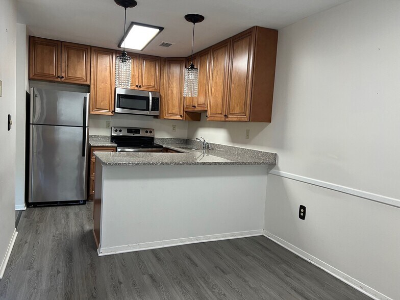 Building Photo - 1006 Holly Walk