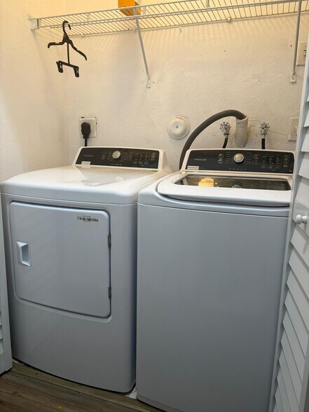 Washer Dryer - 2615 SE 14th Ave