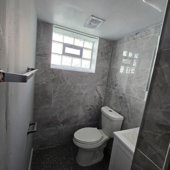 Building Photo - Charming 3-Bedroom Home / Pet-Friendly / A...