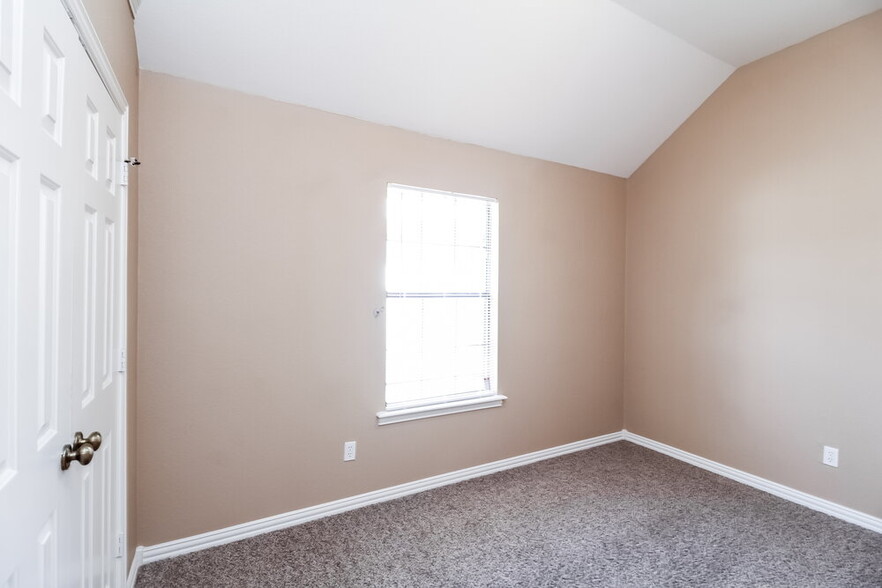 Building Photo - 752 Bryan Dr