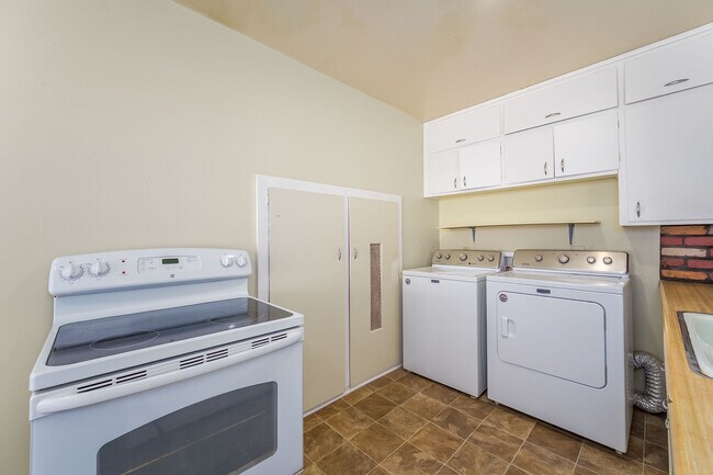 Building Photo - 6215 Independence St