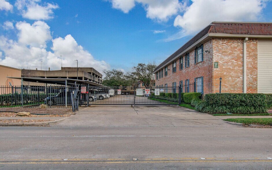 Building Photo - 845 Augusta Dr