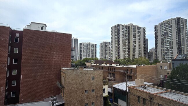 Building Photo - 1309 N Wells St
