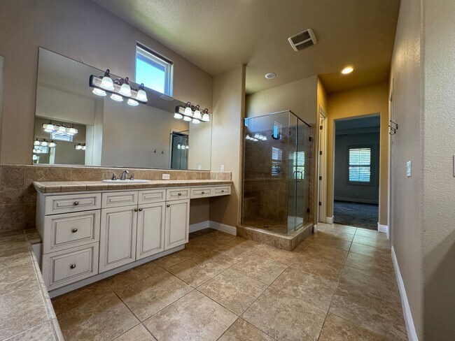 Building Photo - Welcome to the Quail Lake Gated Community!!!
