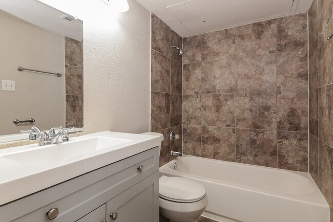 Building Photo - 1313 Timberview Dr