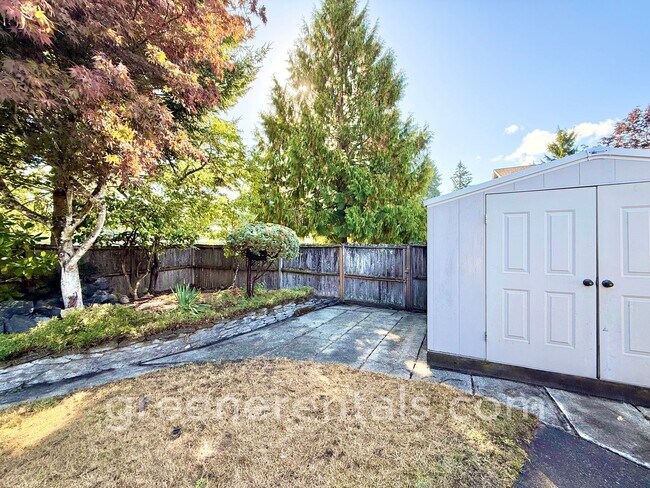 Building Photo - Cozy Meets Convenient in This Lacey Charme...