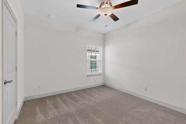 Building Photo - 560 Oak Crk Dr