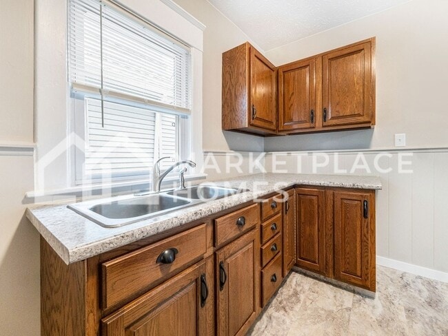 Building Photo - 1105 May St