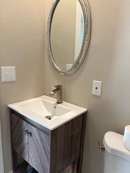 Building Photo - 709 DeKalb St