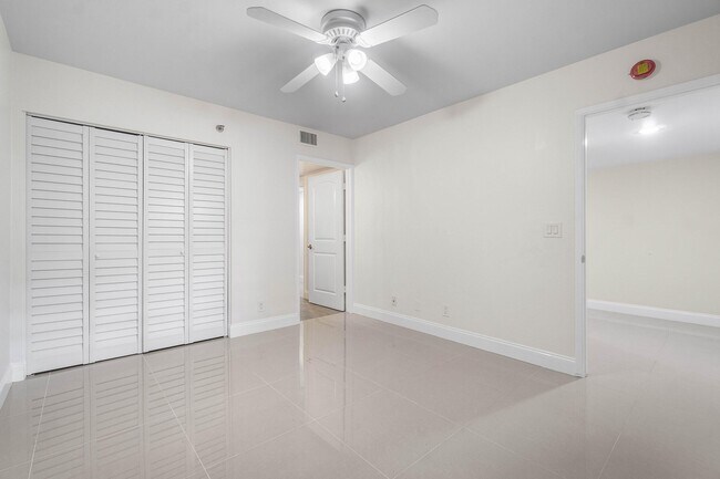 Building Photo - 7290 Kinghurst Dr