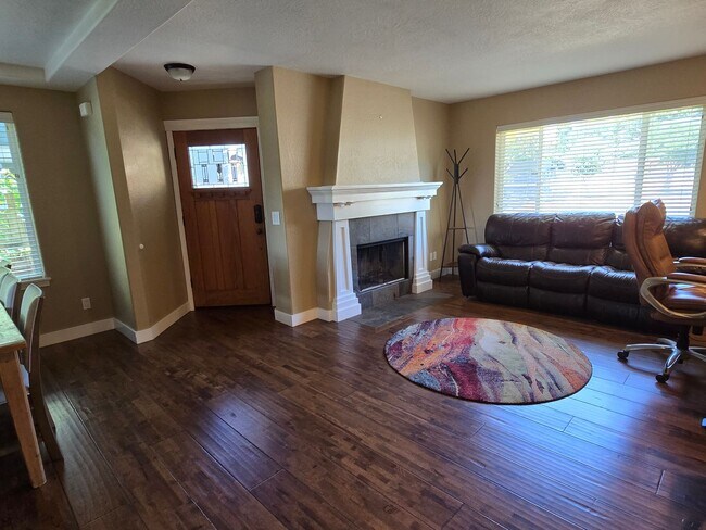 Building Photo - 3 bed 2.5 bath  Home for Rent in Grants Pass