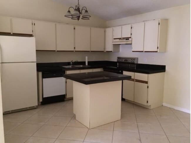 Building Photo - 4328 Woodstock Dr