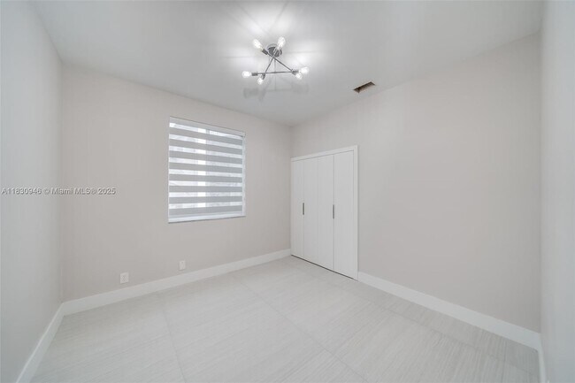 Building Photo - 1212 Camellia Ln