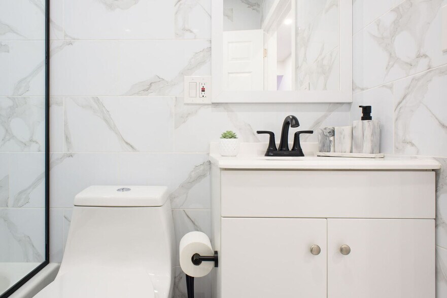 Building Photo - 240e E 75th St